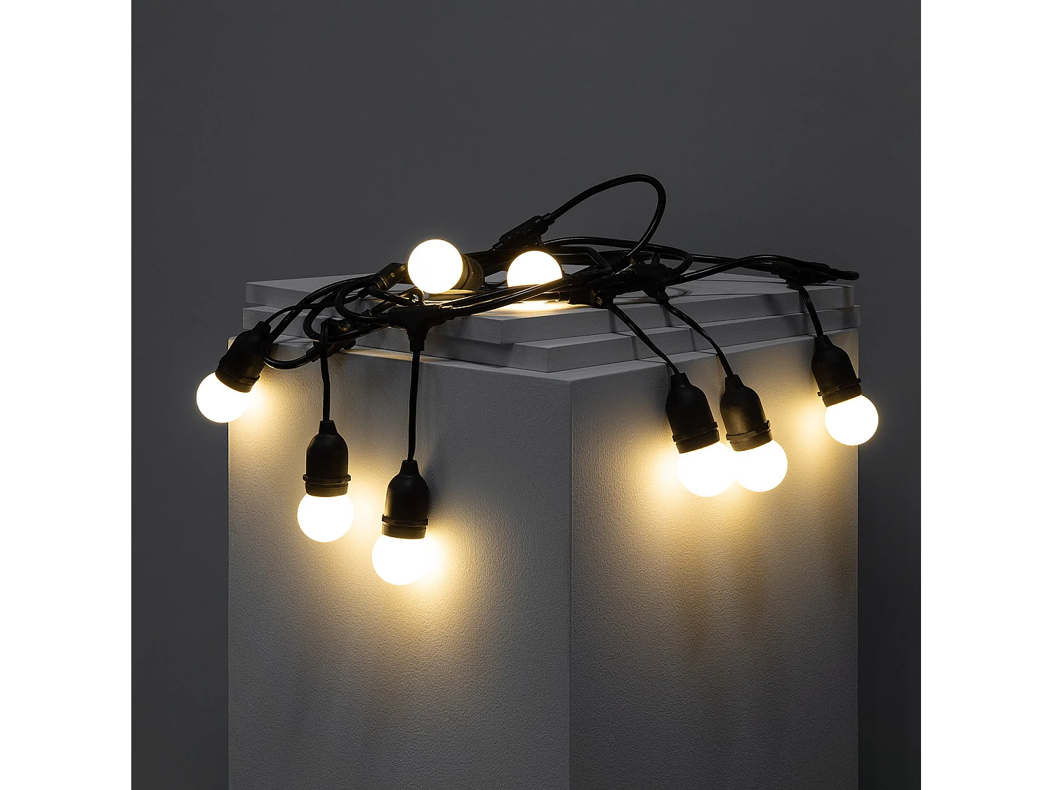 Kit Ghirlanda Waterproof 5.5m Nero + 8 Lampadine LED E27 G45 3W a Colori Bianco