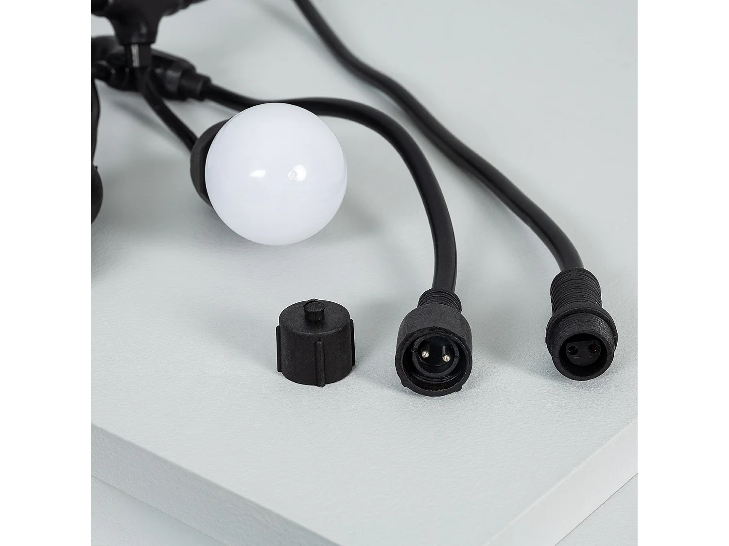 Kit Ghirlanda Waterproof 5.5m Nero + 8 Lampadine LED E27 G45 3W a Colori Bianco