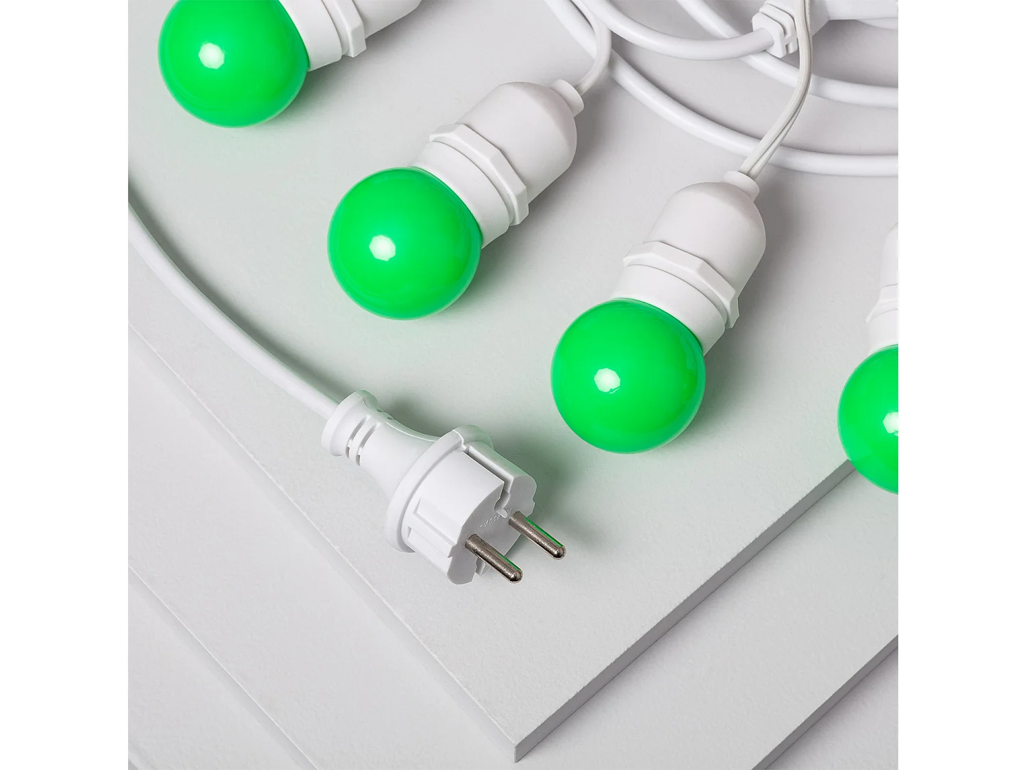 Kit Guirlande Waterproof 5.5m Blanche + 8 Ampoules LED E27 G45 3W de Couleurs  Vert
