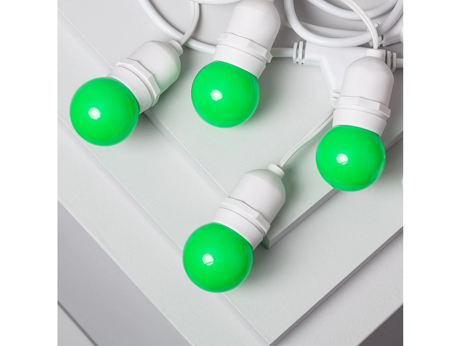 Kit Guirlande Waterproof 5.5m Blanche + 8 Ampoules LED E27 G45 3W de Couleurs  Vert