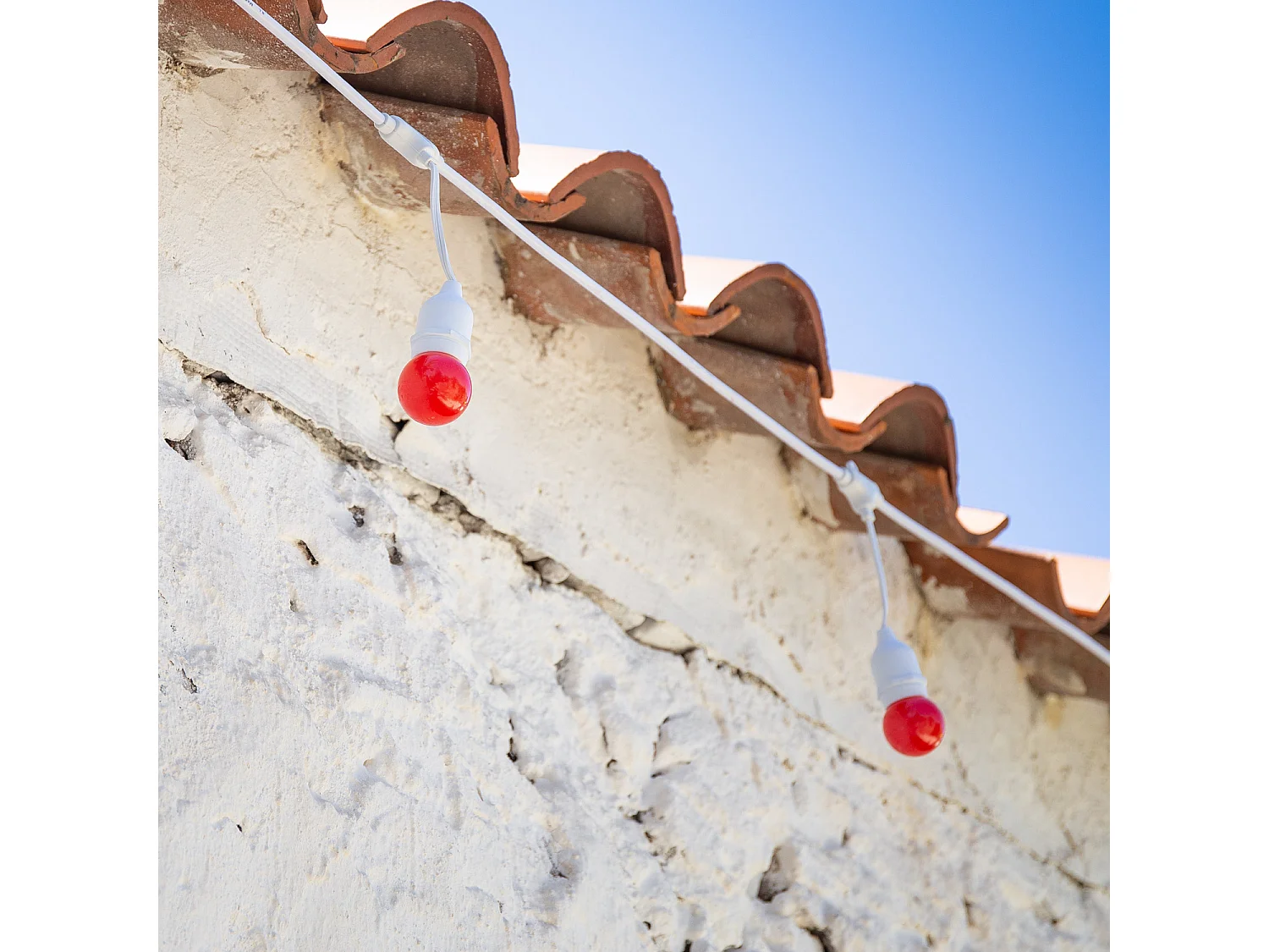 Kit Ghirnalda Waterproof 5.5m Bianco + 8 Lampadine LED E27 G45 3W a Colori Rosso