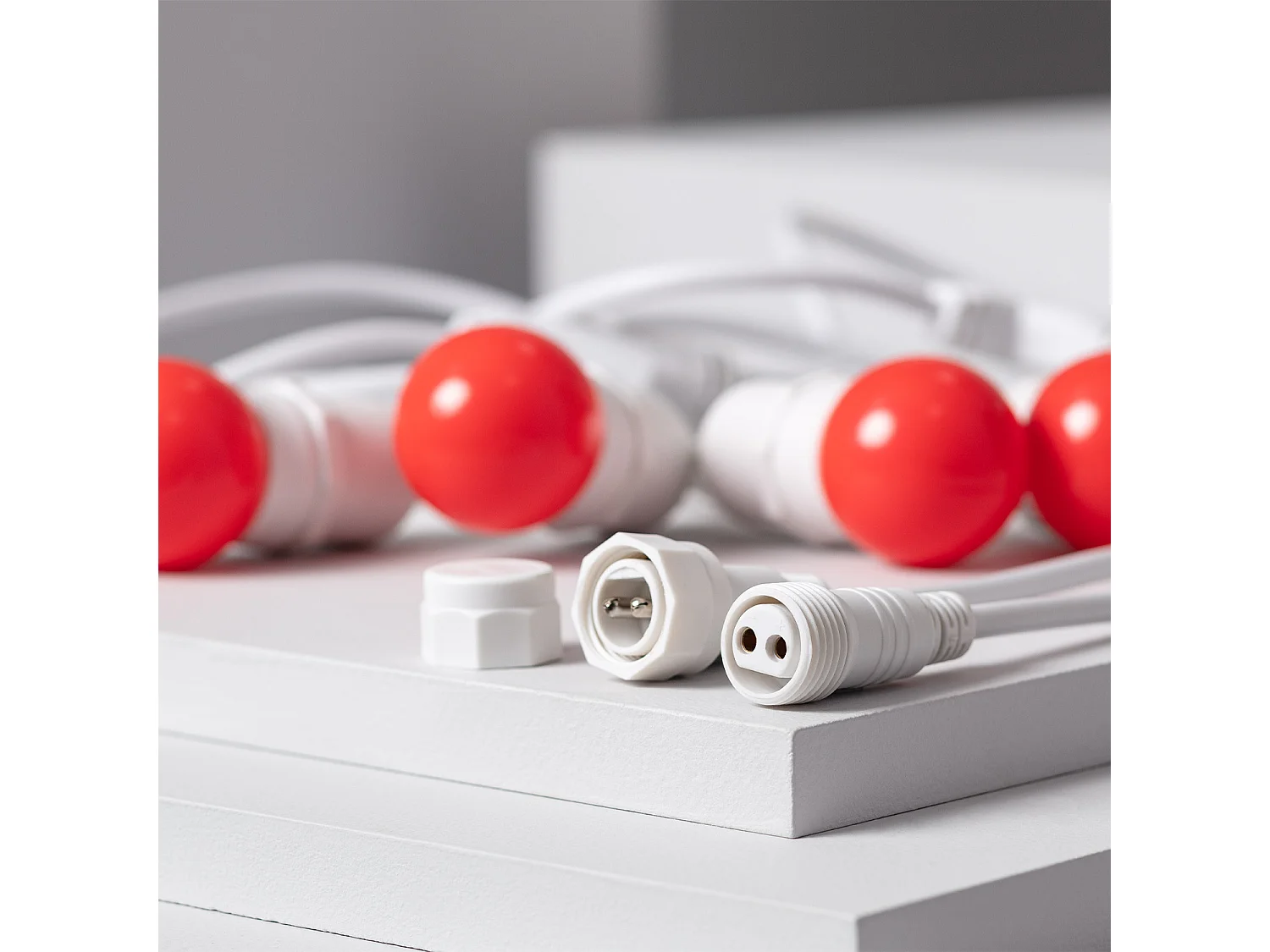 Kit Ghirnalda Waterproof 5.5m Bianco + 8 Lampadine LED E27 G45 3W a Colori Rosso