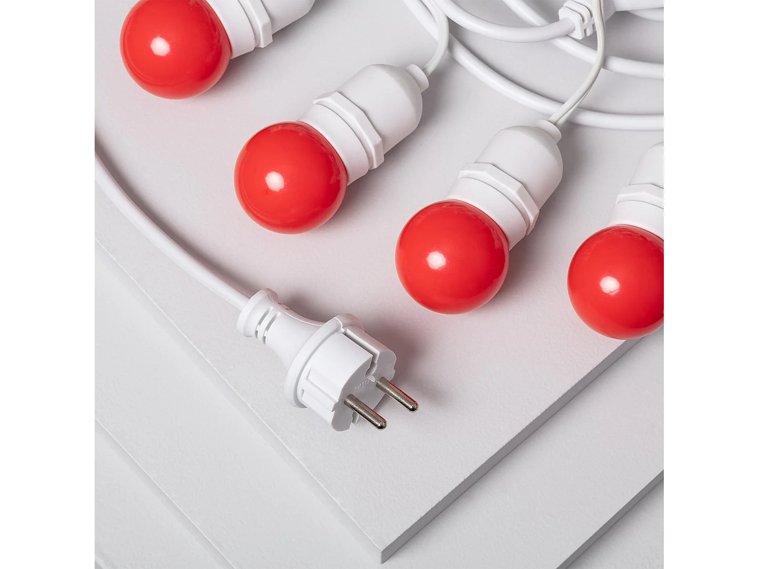 Kit Ghirnalda Waterproof 5.5m Bianco + 8 Lampadine LED E27 G45 3W a Colori Rosso