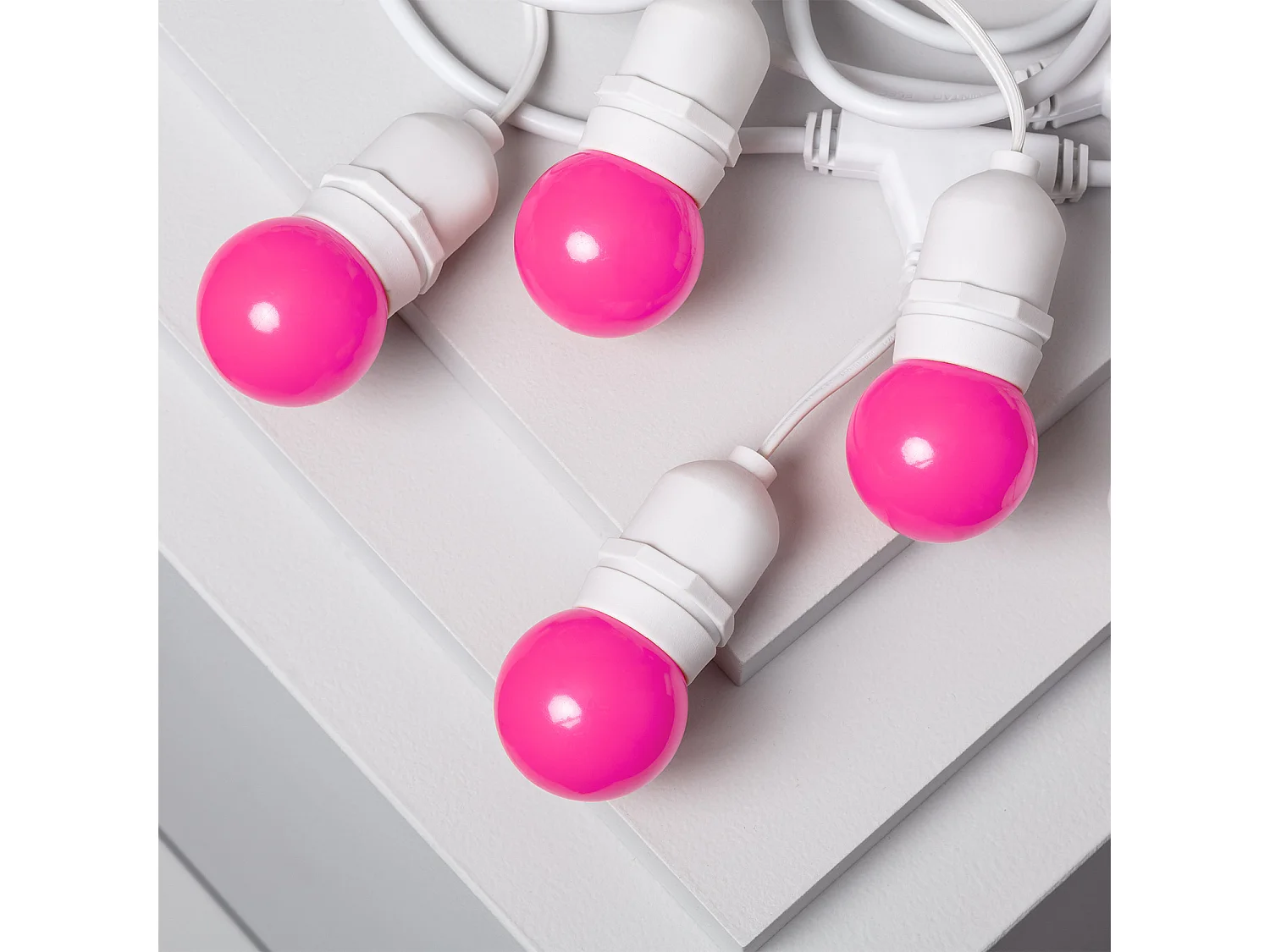 Kit Guirlande Waterproof 5.5m Blanche + 8 Ampoules LED E27 G45 3W de Couleurs  Rose