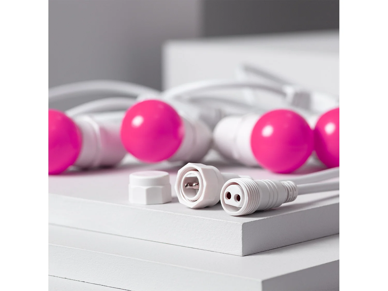 Kit Guirlande Waterproof 5.5m Blanche + 8 Ampoules LED E27 G45 3W de Couleurs  Rose