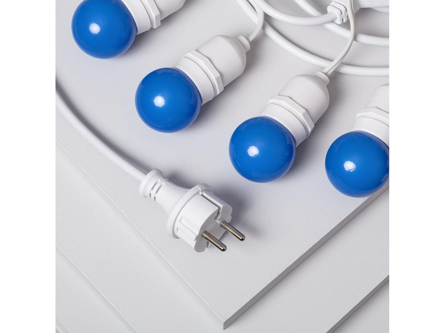 Kit Ghirnalda Waterproof 5.5m Bianco + 8 Lampadine LED E27 G45 3W a Colori Blu