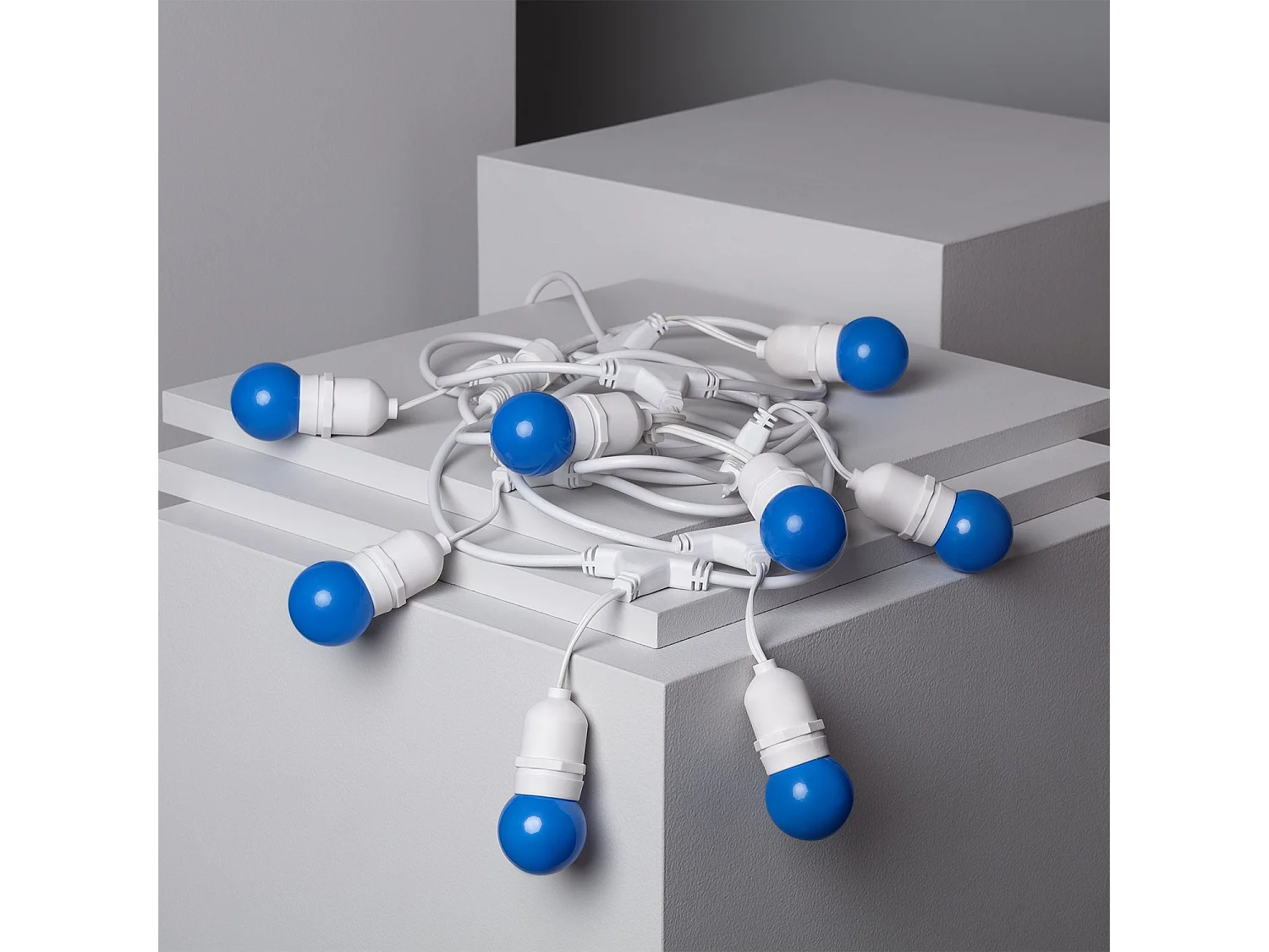 Kit Ghirnalda Waterproof 5.5m Bianco + 8 Lampadine LED E27 G45 3W a Colori Blu