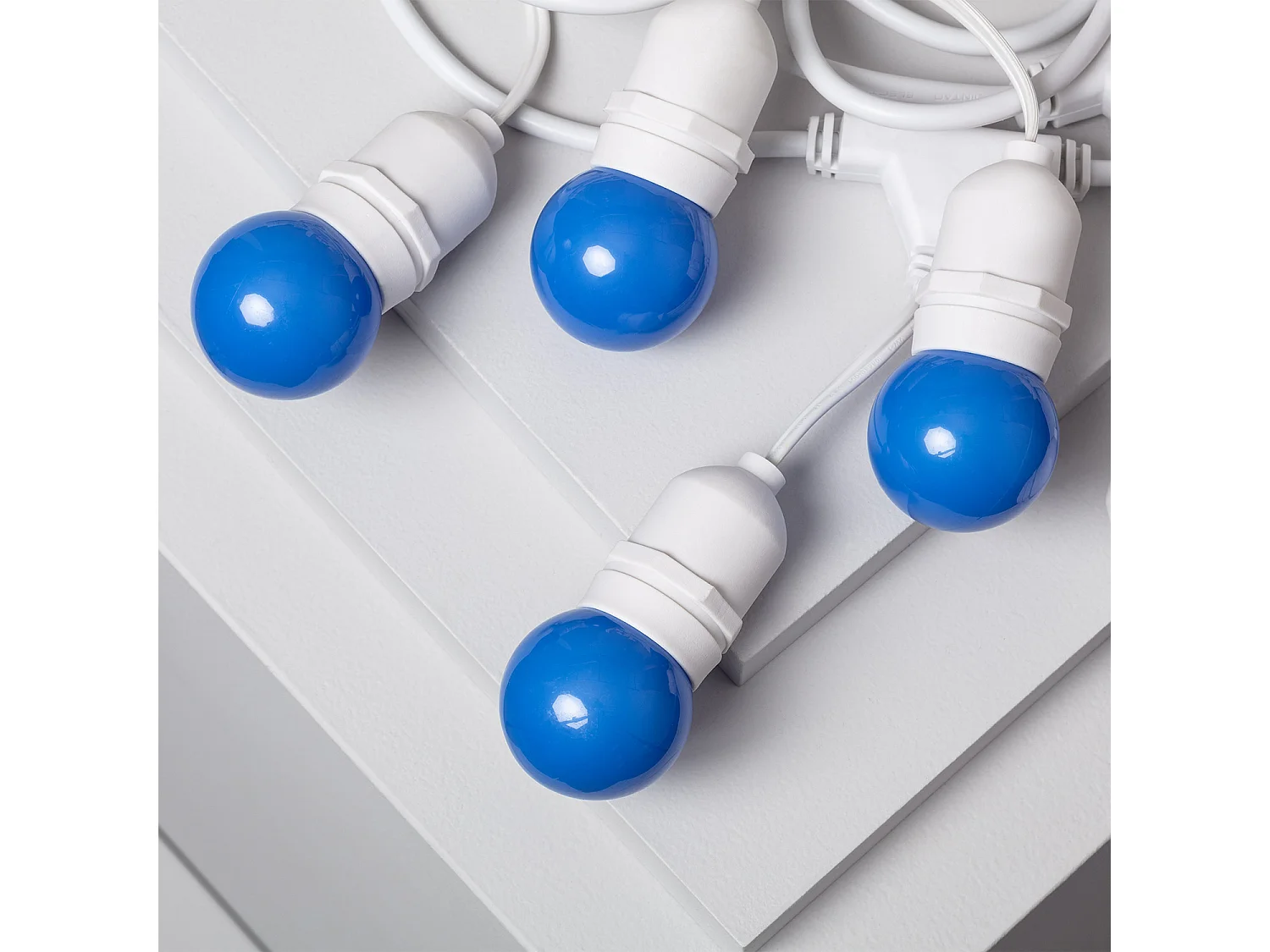 Kit Ghirnalda Waterproof 5.5m Bianco + 8 Lampadine LED E27 G45 3W a Colori Blu