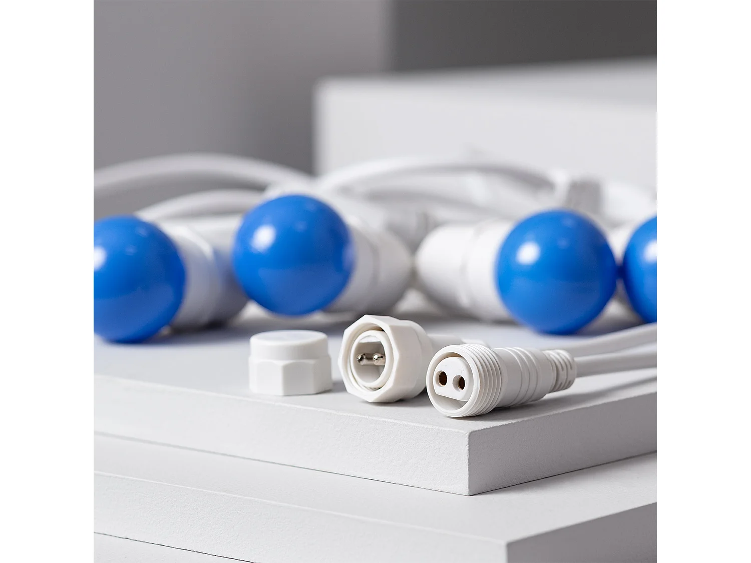 Kit Ghirnalda Waterproof 5.5m Bianco + 8 Lampadine LED E27 G45 3W a Colori Blu