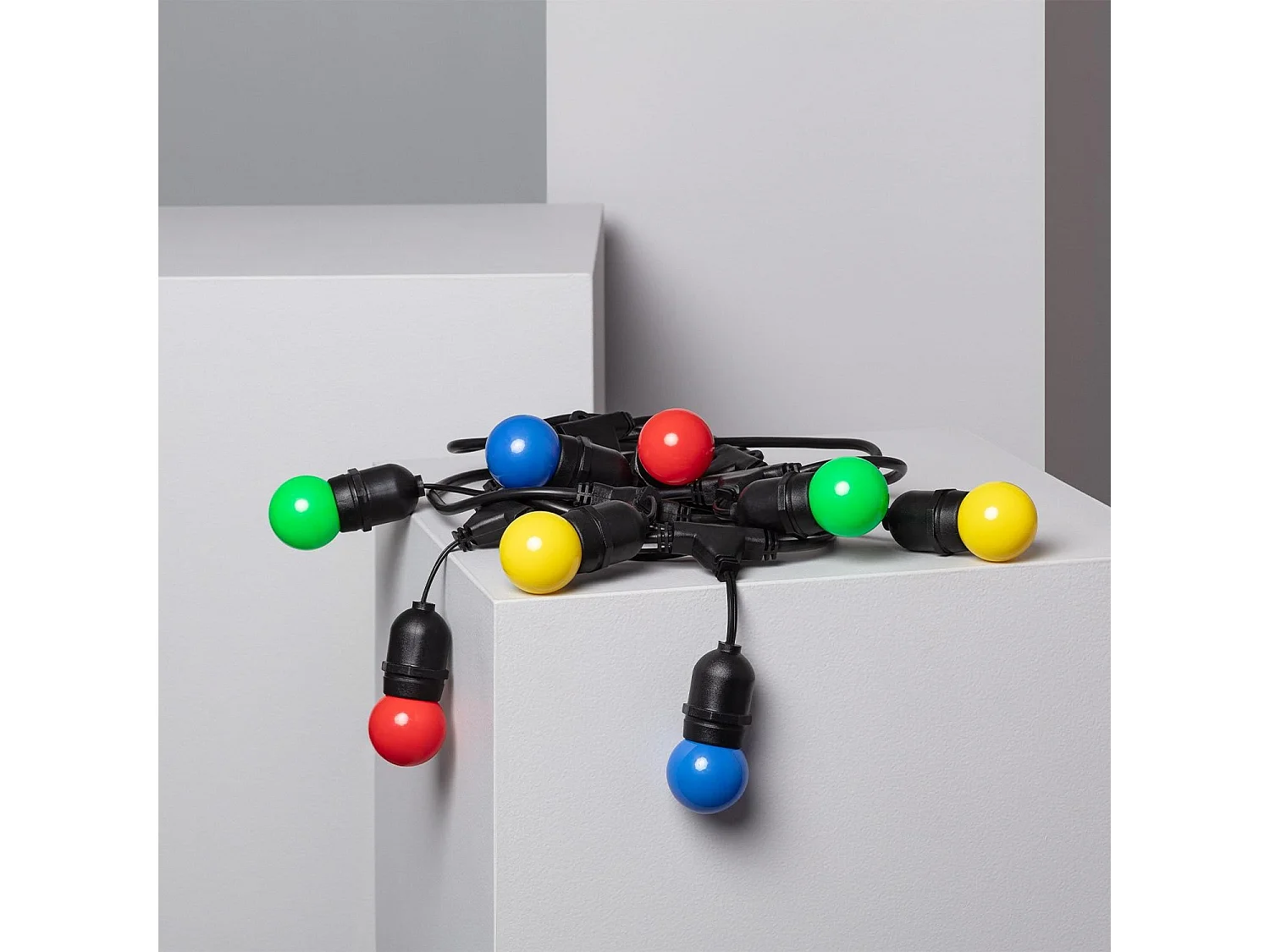 Kit Guirlande Waterproof 5.5m Noire + 8 Ampoules LED E27 G45 3W de Couleurs Multicolore