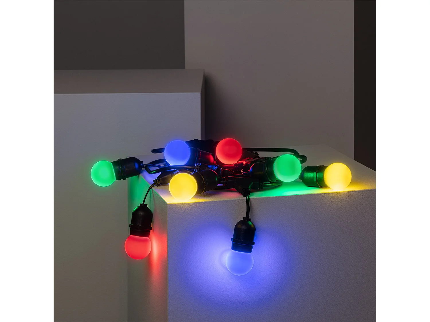 Kit Guirlande Waterproof 5.5m Noire + 8 Ampoules LED E27 G45 3W de Couleurs Multicolore