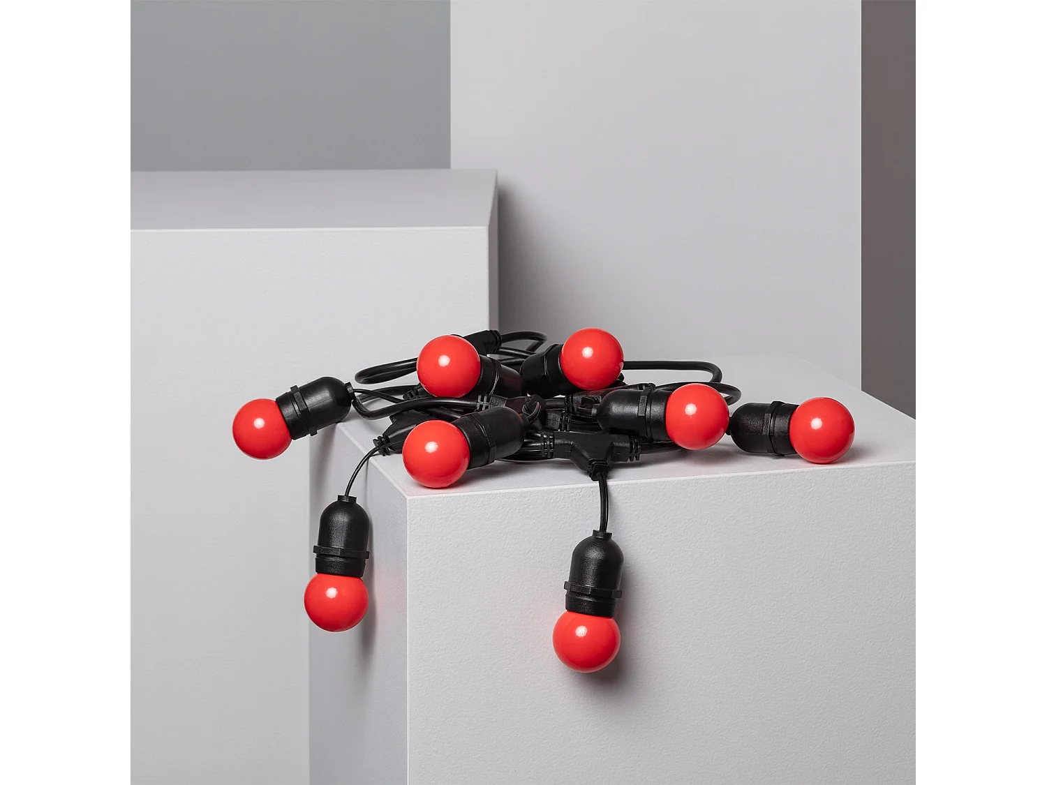 Kit Guirlande Waterproof 5.5m Noire + 8 Ampoules LED E27 G45 3W de Couleurs Rouge