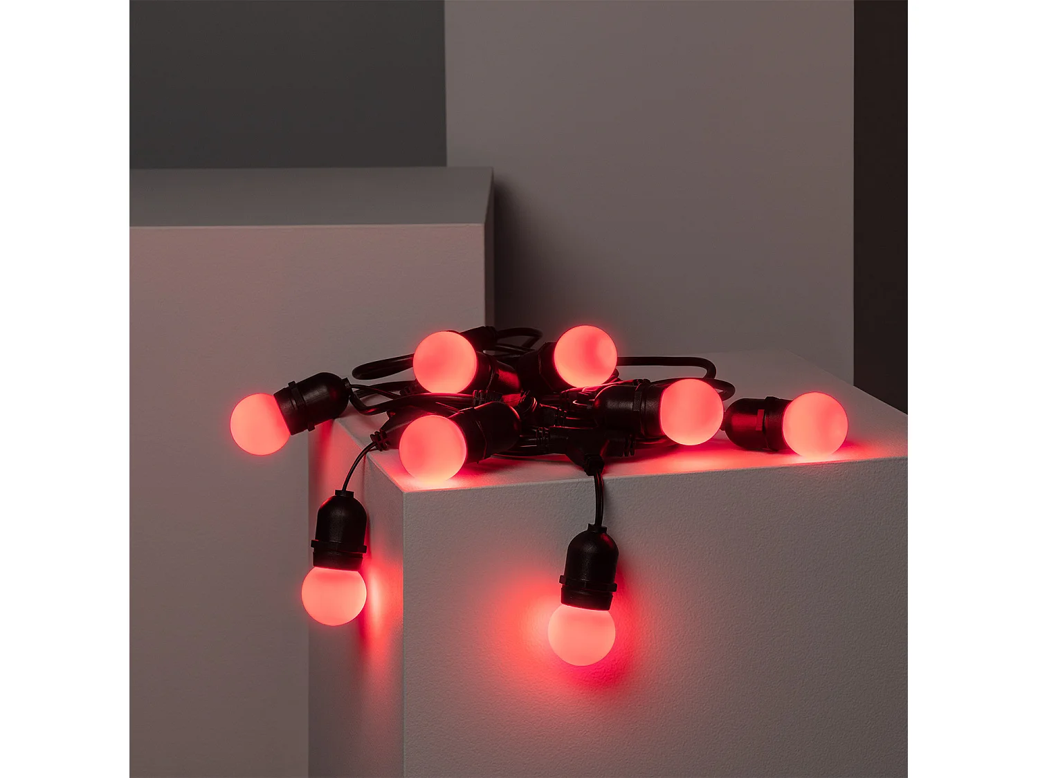 Kit Guirlande Waterproof 5.5m Noire + 8 Ampoules LED E27 G45 3W de Couleurs Rouge