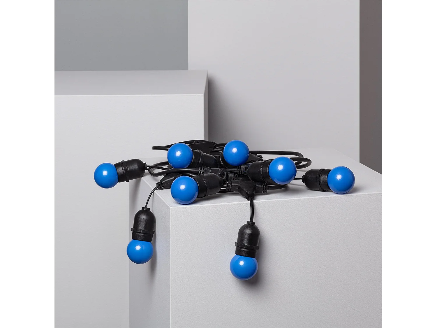 Kit Guirlande Waterproof 5.5m Noire + 8 Ampoules LED E27 G45 3W de Couleurs Bleu