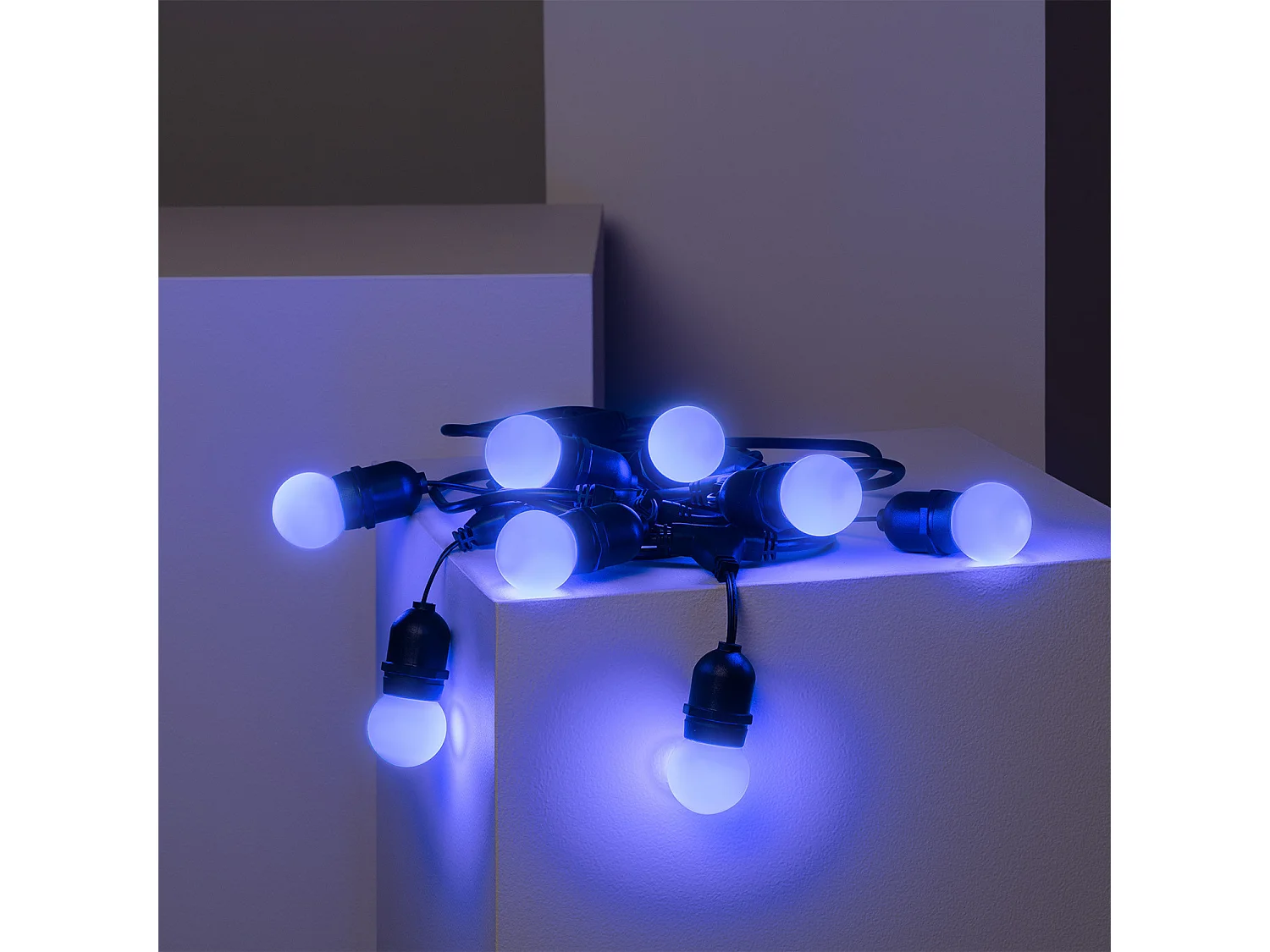 Kit Guirlande Waterproof 5.5m Noire + 8 Ampoules LED E27 G45 3W de Couleurs Bleu