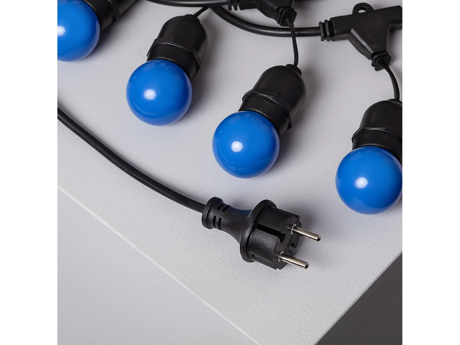 Kit Guirlande Waterproof 5.5m Noire + 8 Ampoules LED E27 G45 3W de Couleurs Bleu