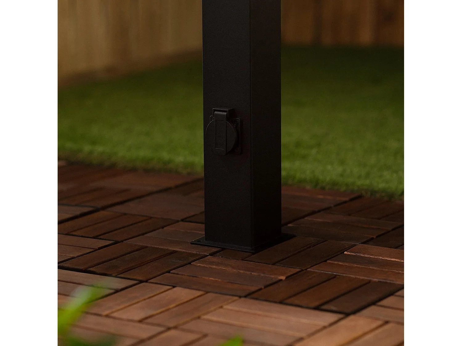 Baliza Exterior Superficie Pie 74cm con Enchufe Tipo F Schuko Augusta Negra Negro