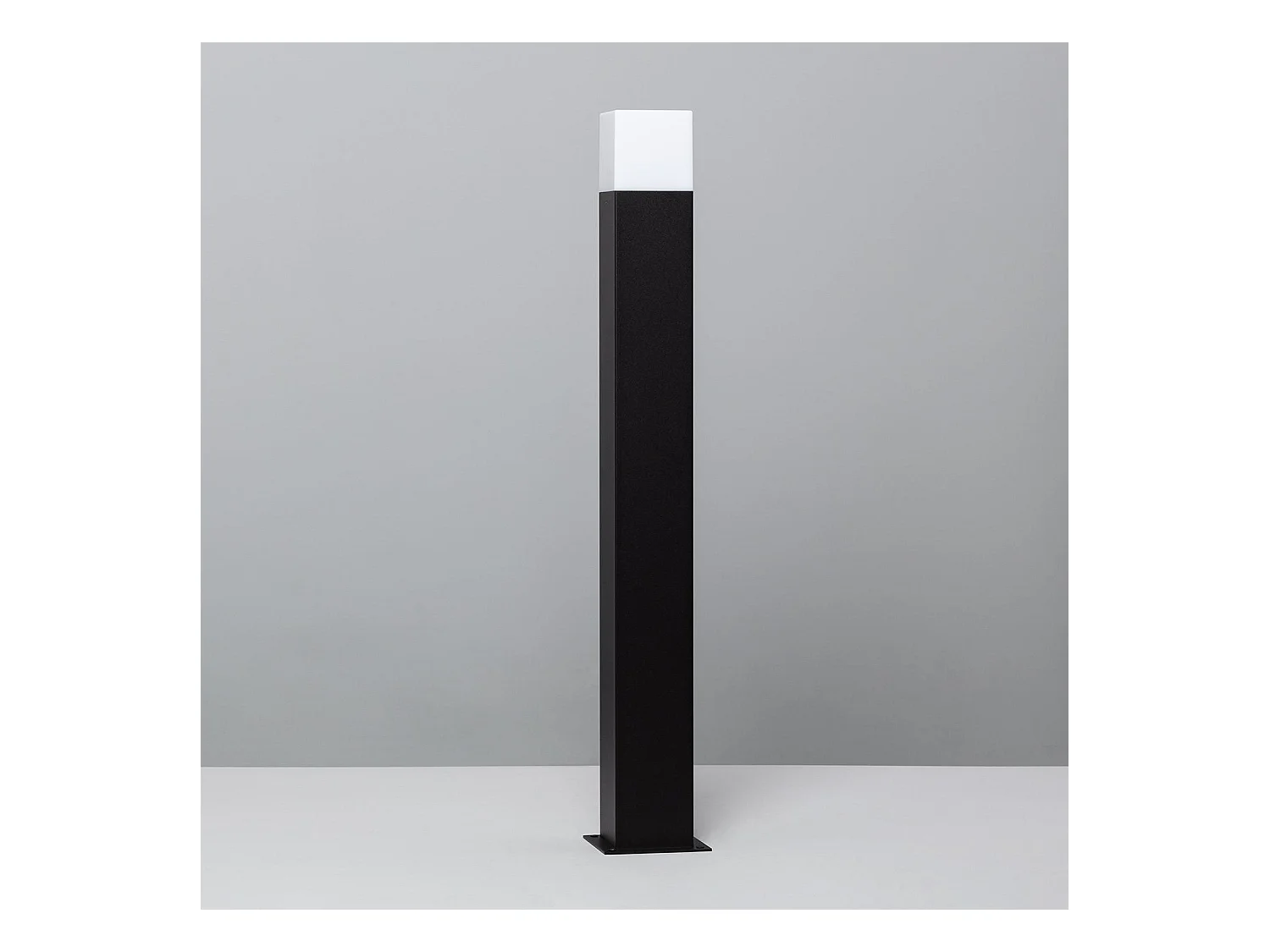 Balise Extérieure en Saillie sur Pied 74cm Augusta Noire avec Prise Type F Schuko Noir