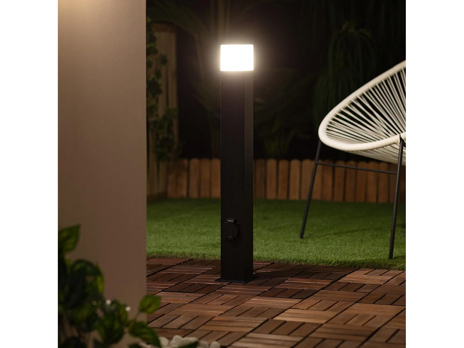 Lampioncino Esterni Superficie 74cm con presa Tipo F Schuko Augusta Nero Nero