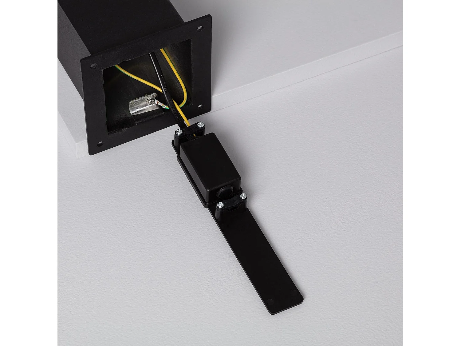 Lampioncino Esterni Superficie 74cm con presa Tipo F Schuko Augusta Nero Nero