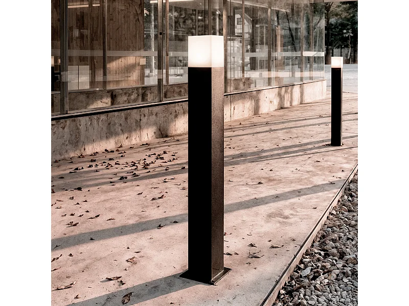 Baliza Exterior Superficie Pie 74cm con Enchufe Tipo F Schuko Augusta Negra Negro