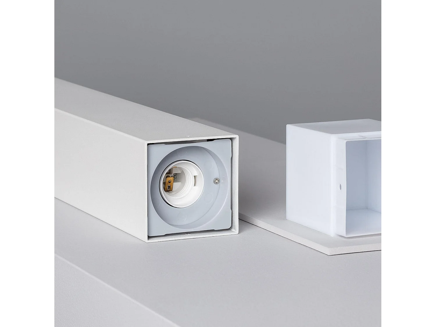 Balise Extérieure Augusta en Saillie sur Pied 74cm Blanche avec Détecteur de Présence PIR Blanc