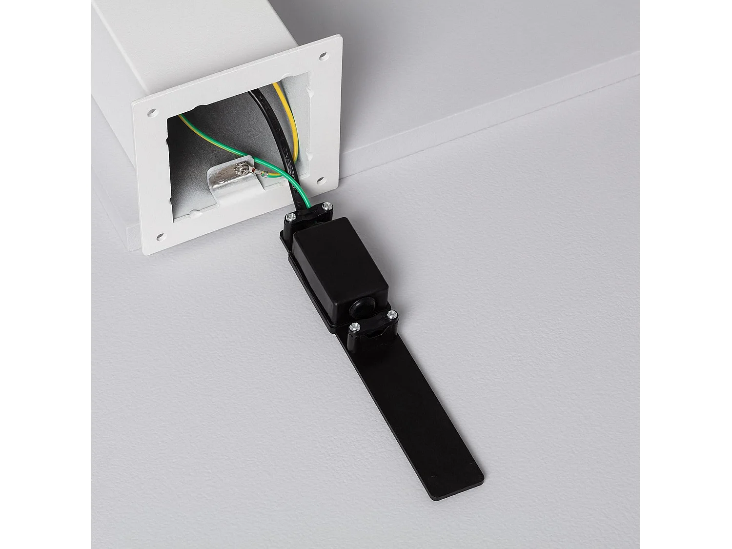 Balise Extérieure Augusta en Saillie sur Pied 74cm Blanche avec Détecteur de Présence PIR Blanc