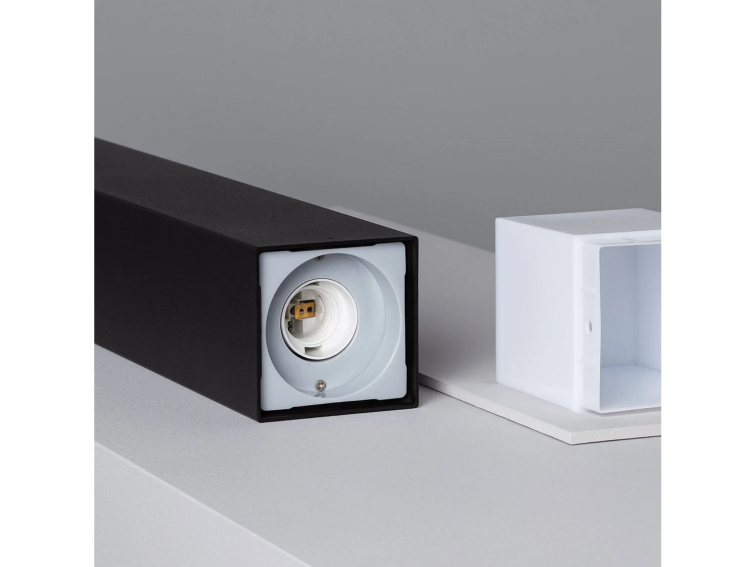 Balise Extérieure en Saillie sur Pied 74cm Augusta Noire