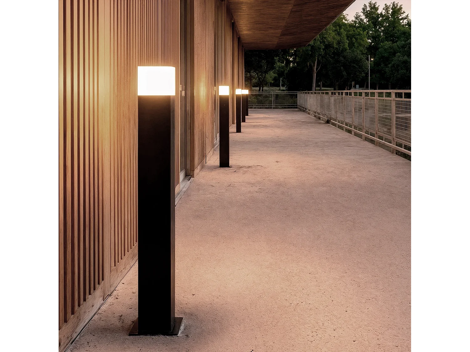 Baliza Exterior Superficie Pie 74cm Augusta Negra