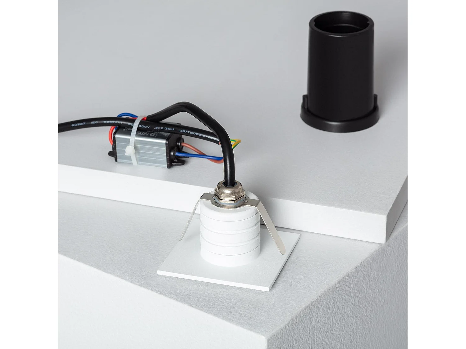 Balise LED Extérieure 2W Encastrable au Mur Carrée Guell Blanche 4000K Blanc neutre