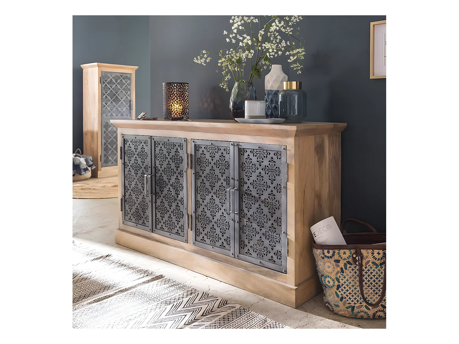 Aparador buffet industrial de madera de mango Sahara con 4 puertas y motivos calados en metal gris