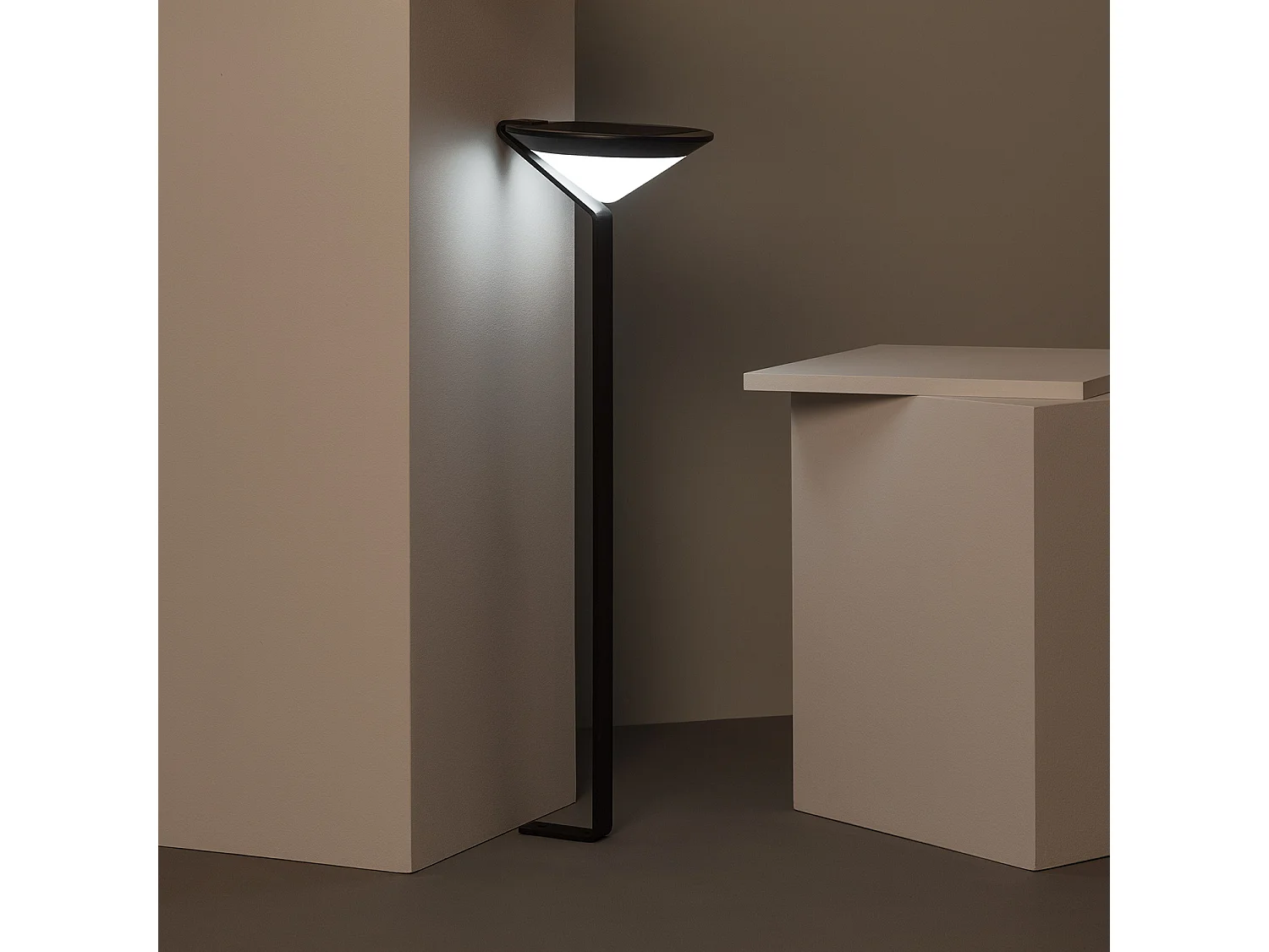 Balise LED Solaire Extérieure en Saillie sur Pied 80cm Yuma Big avec Détecteur Mouvement Radar