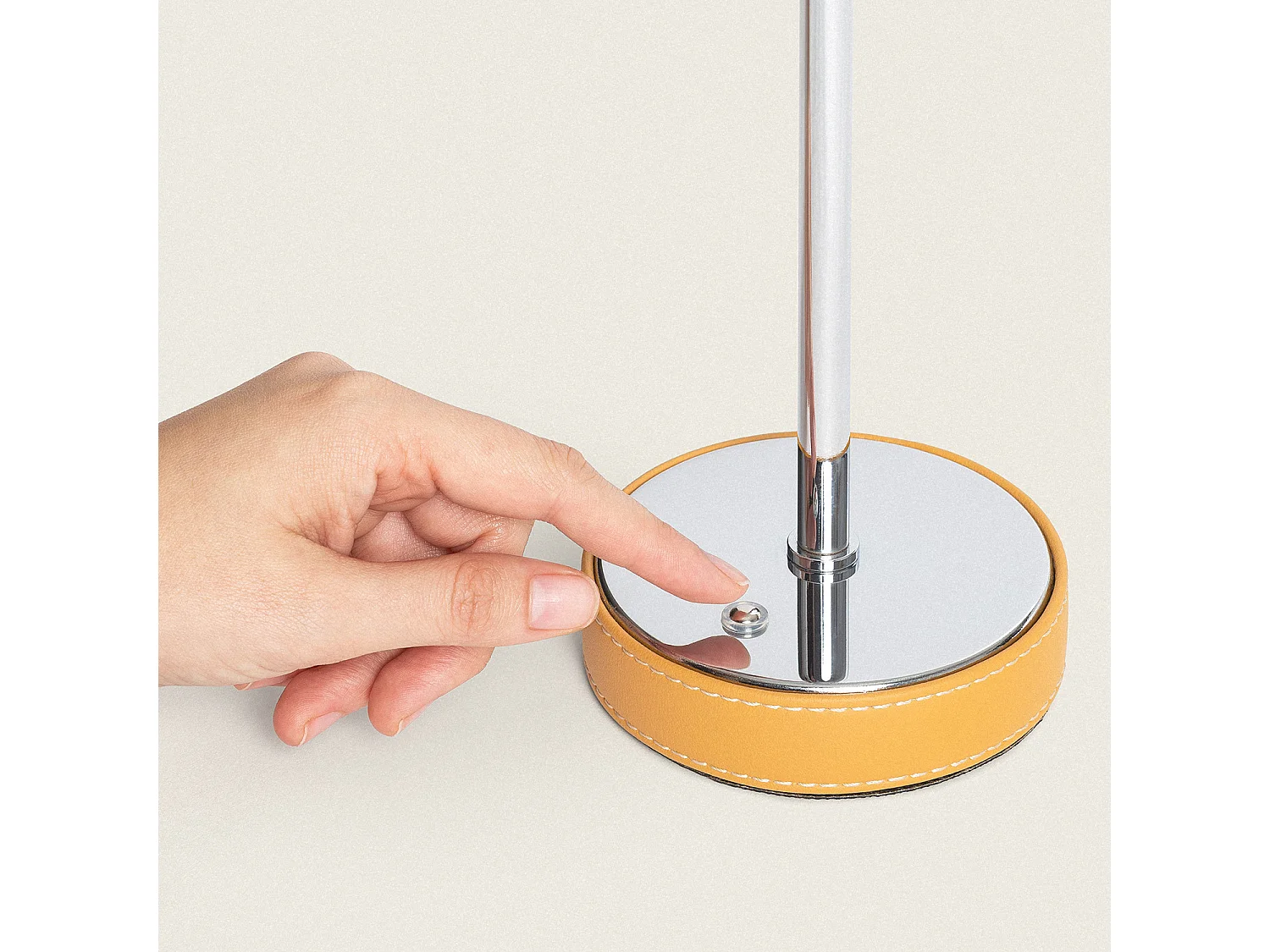 Lámpara de Mesa LED Portátil Cuero y Metal con Batería USB Recargable Tyu Limer Amarillo