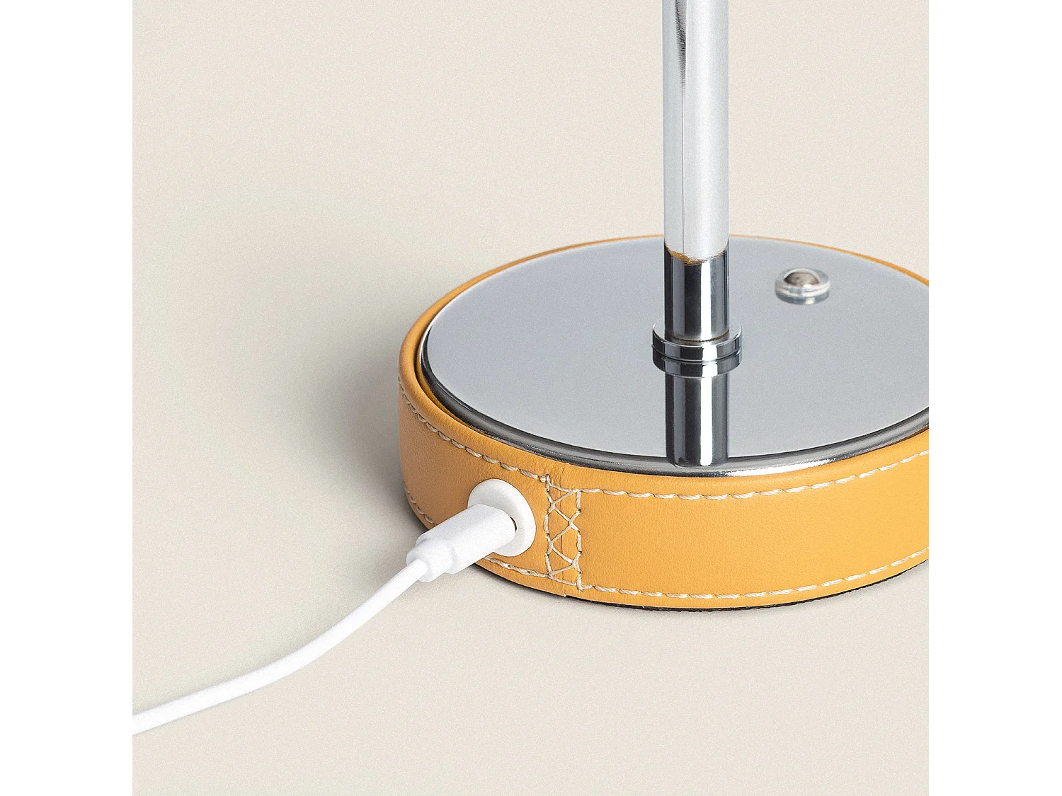 Lámpara de Mesa LED Portátil Cuero y Metal con Batería USB Recargable Tyu Limer Amarillo