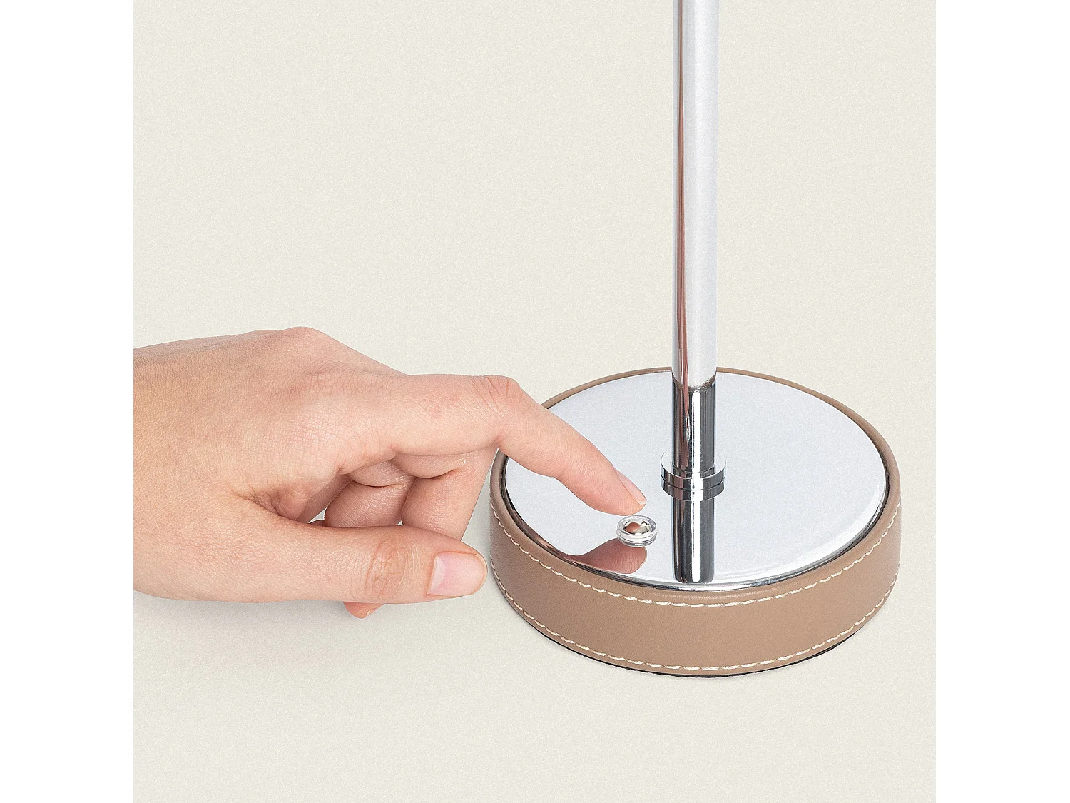 Lámpara de Mesa LED Portátil Cuero y Metal con Batería USB Recargable Tyu Limer Marrón