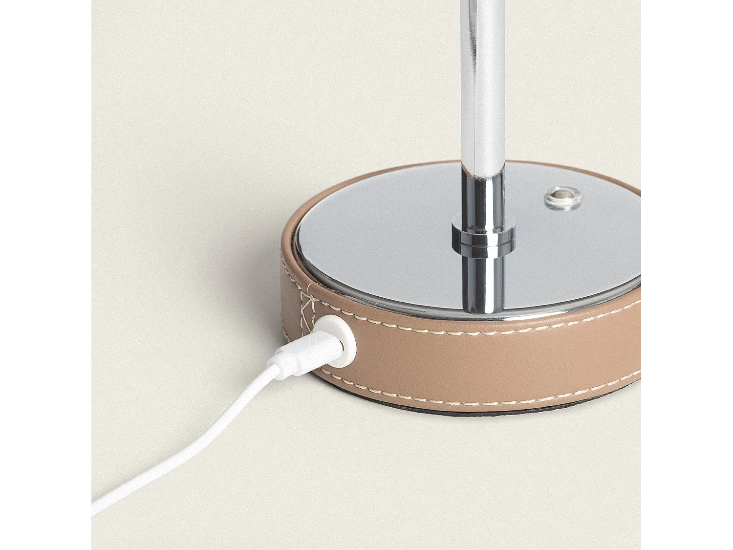 Lámpara de Mesa LED Portátil Cuero y Metal con Batería USB Recargable Tyu Limer Marrón