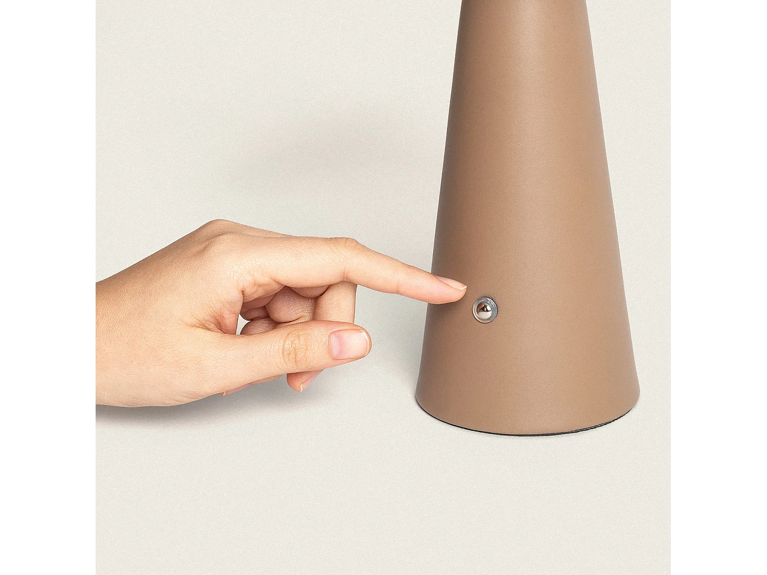 Lampe à Poser LED 3W Portable Cuir et Métal avec Batterie USB Rechargeable Nhalma Brun clair