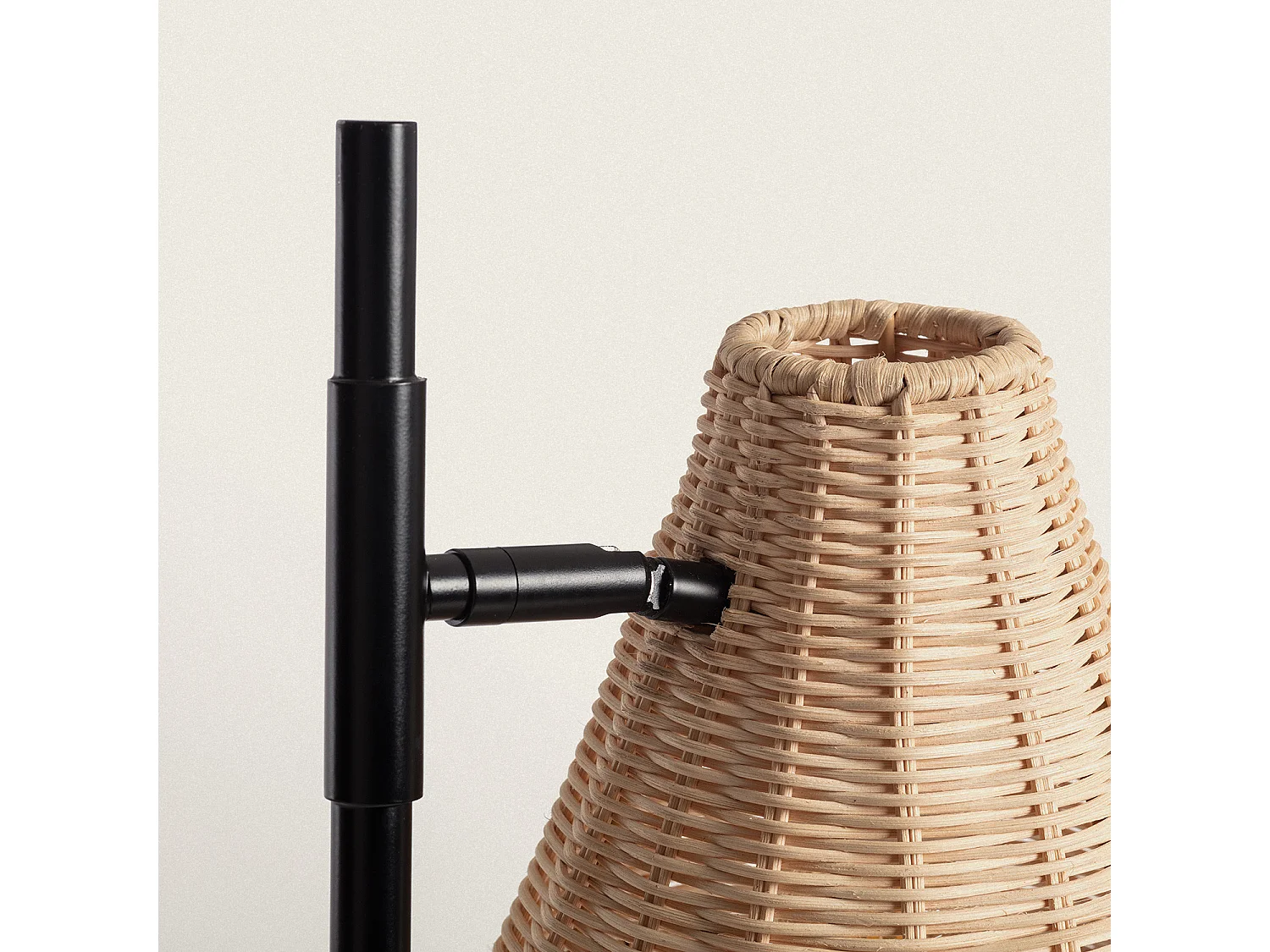 Lampada da Tavolo Metallo e Rattan Cesto Nero