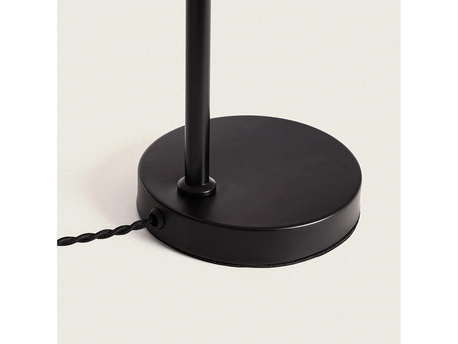 Lampada da Tavolo Metallo e Rattan Cesto Nero