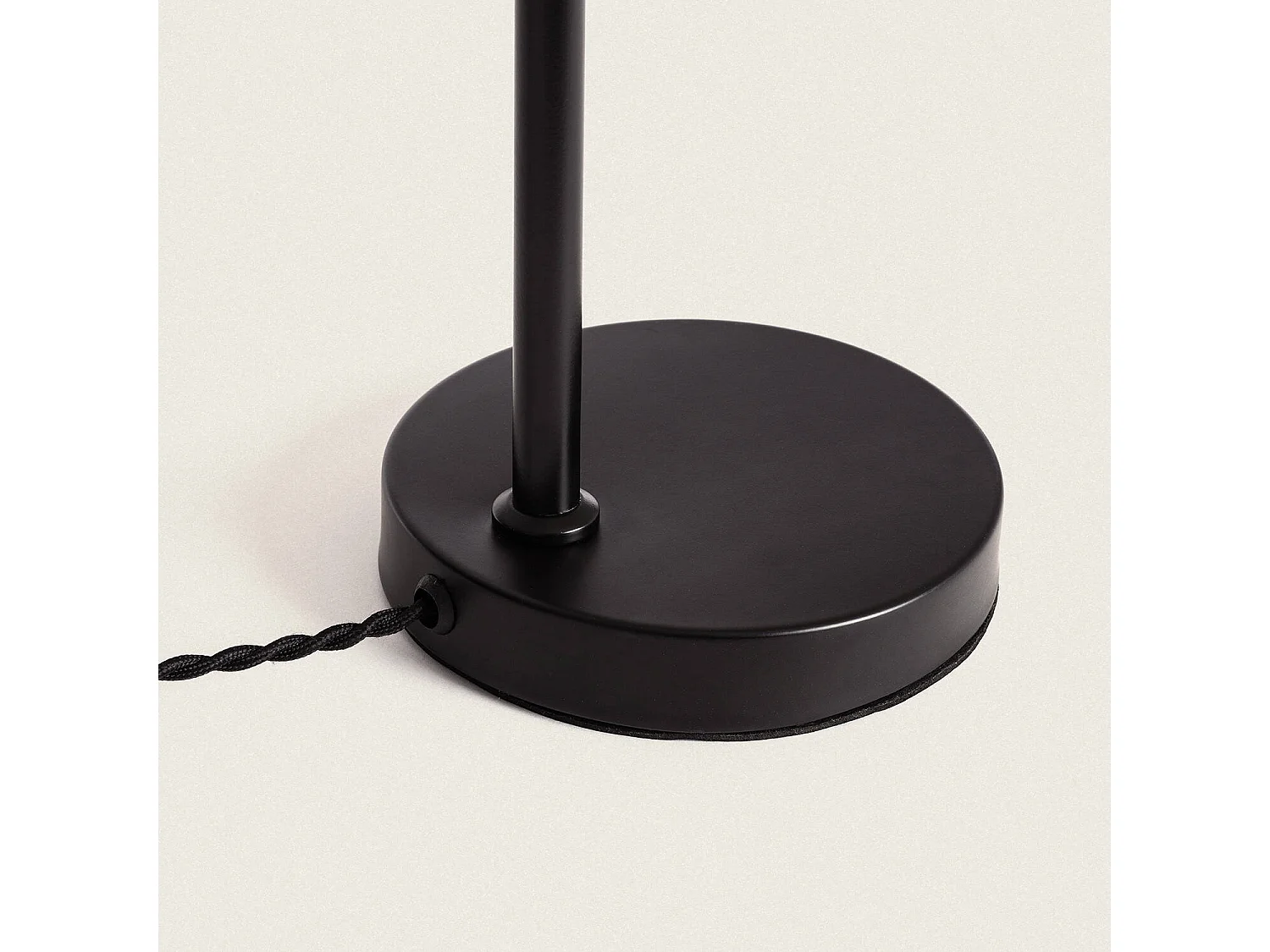 Lampada da Tavolo Metallo e Rattan Cesto Nero