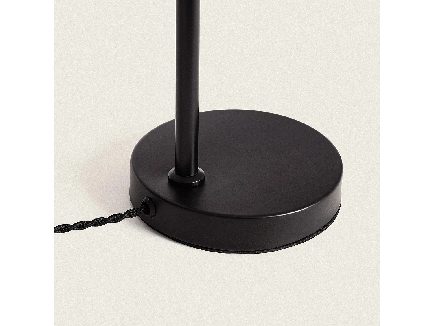 Lámpara de Mesa de Metal y Ratán Cesto Negro