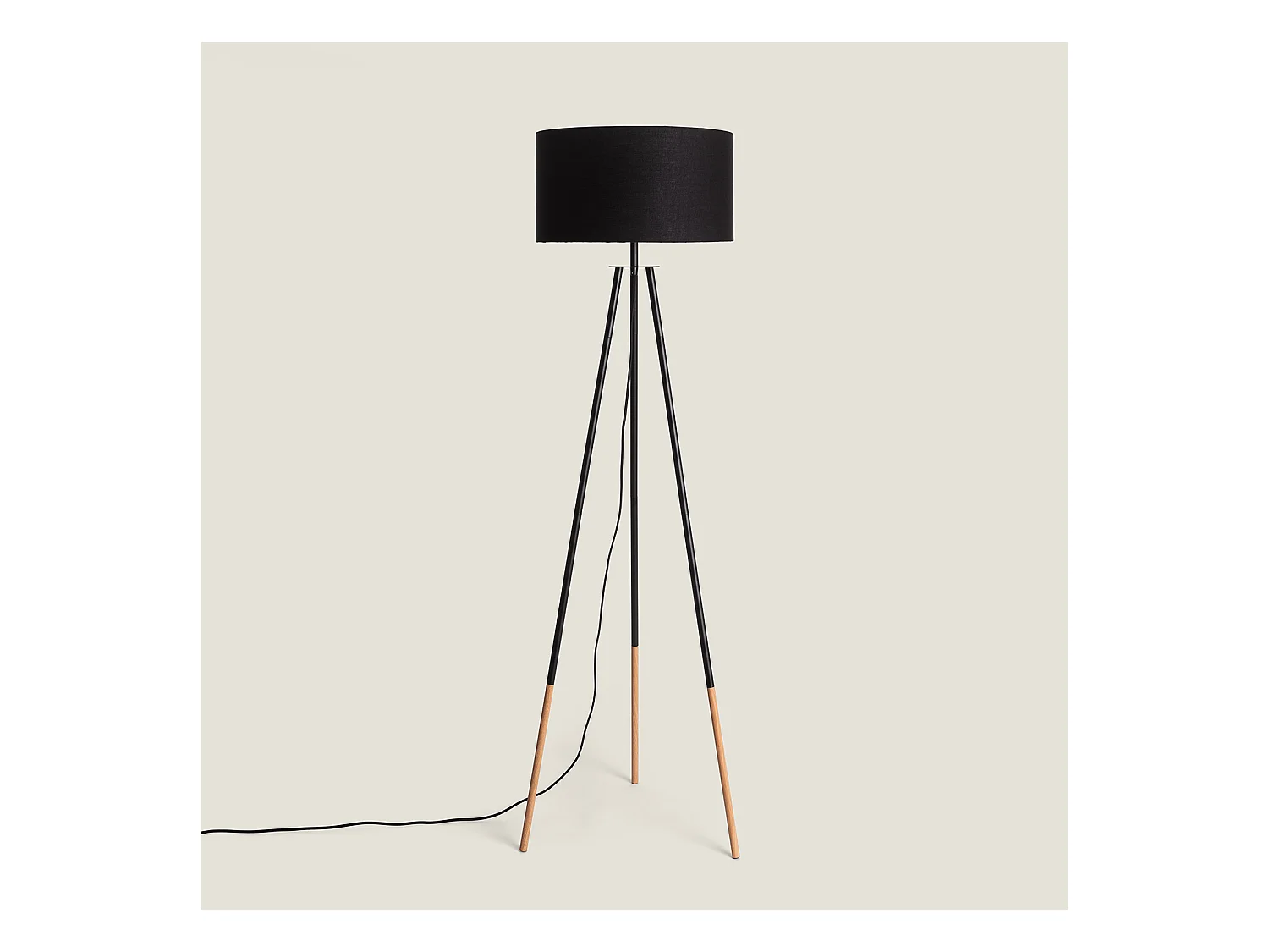 Lámpara de Pie Kathathu Negro