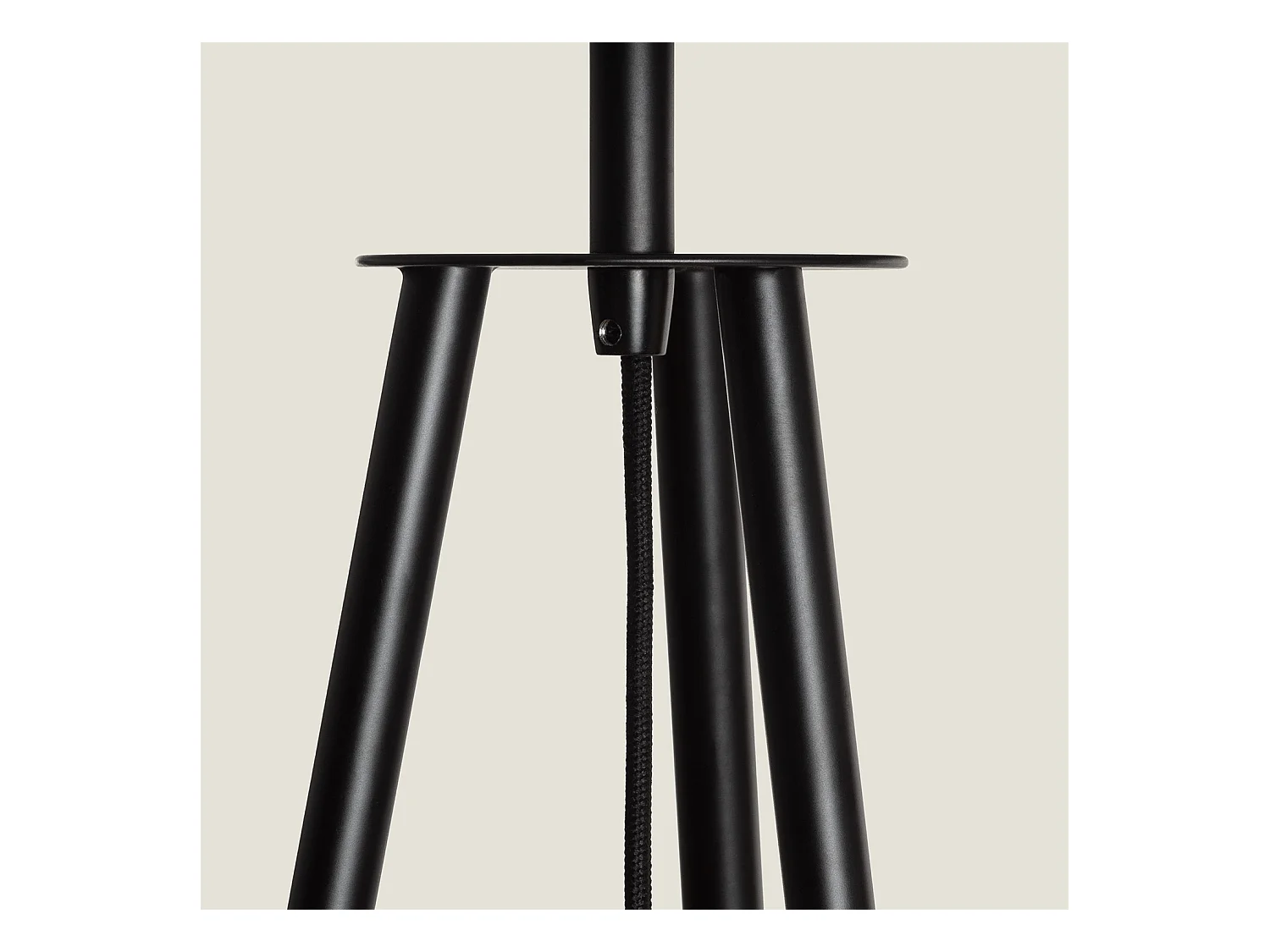 Lámpara de Pie Kathathu Negro