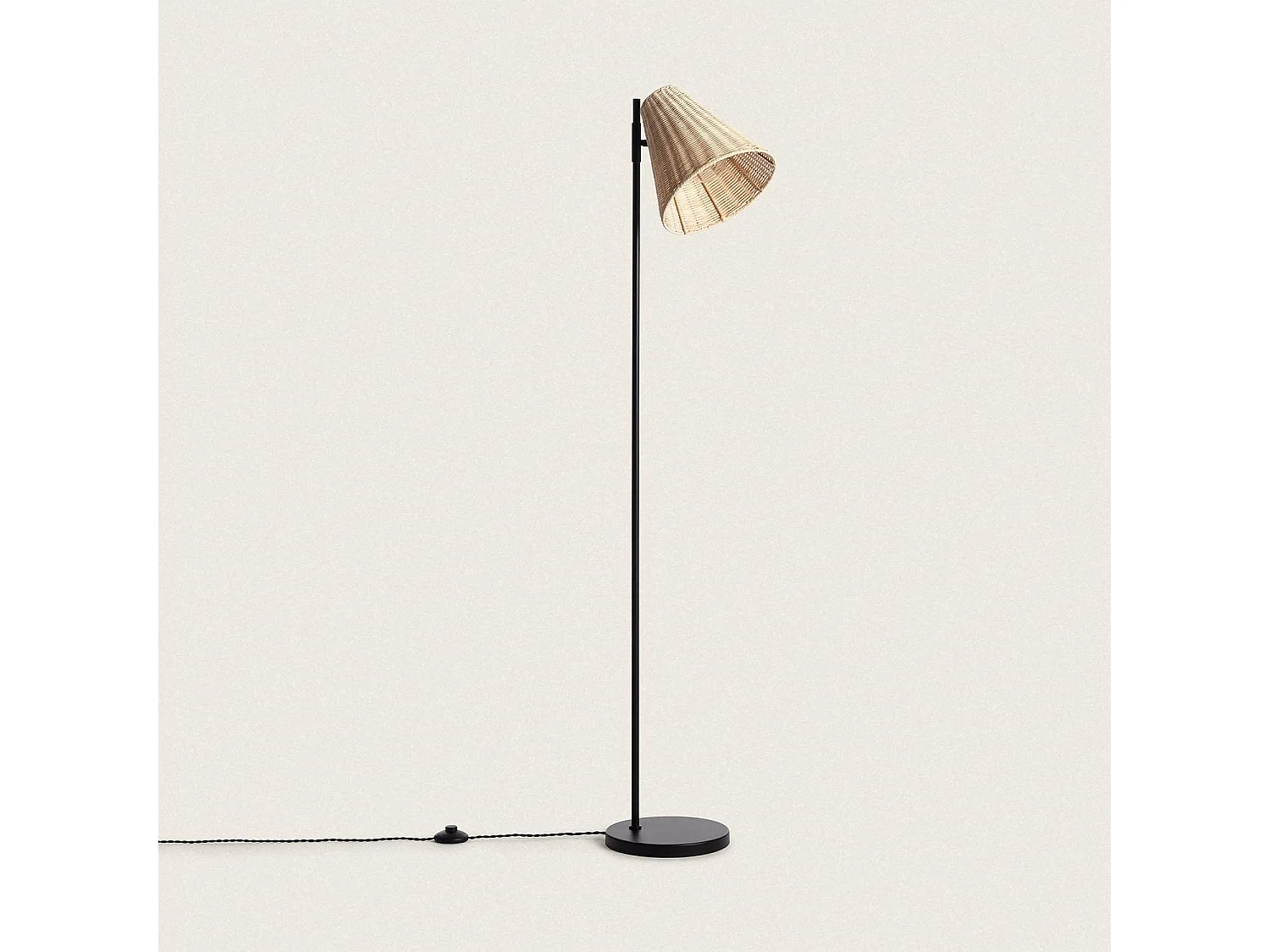 Lampada da Terra Metallo e Rattan Cesto Nero
