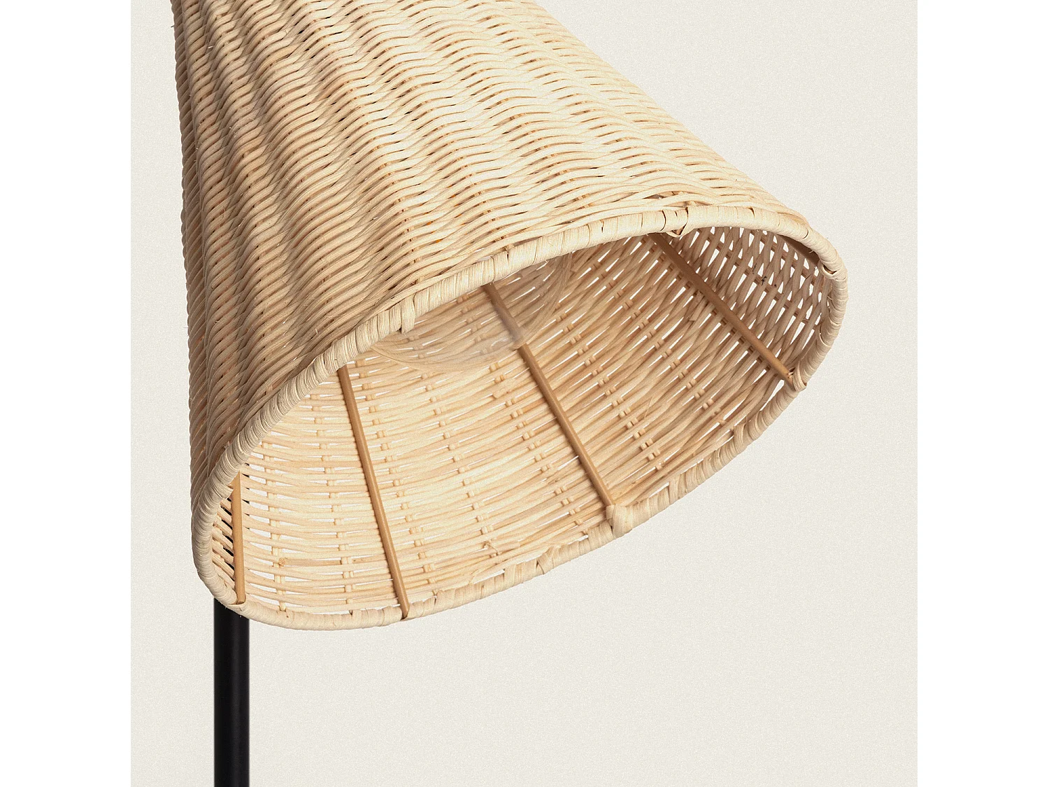 Lampada da Terra Metallo e Rattan Cesto Nero