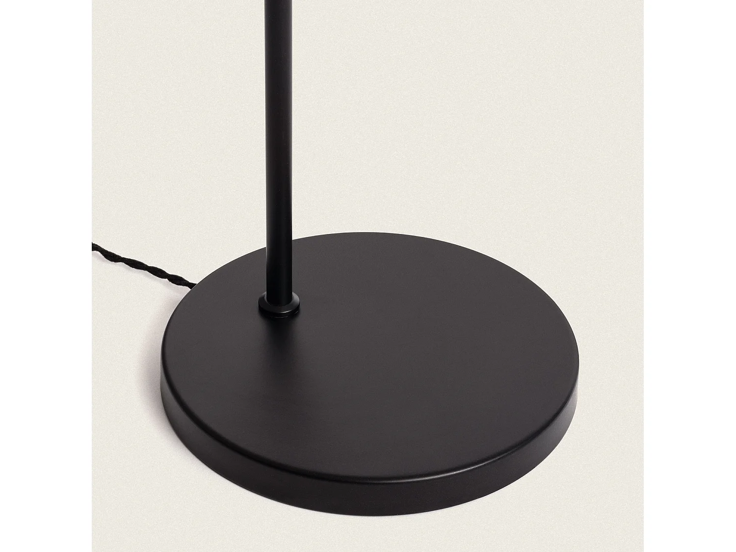 Lampada da Terra Metallo e Rattan Cesto Nero