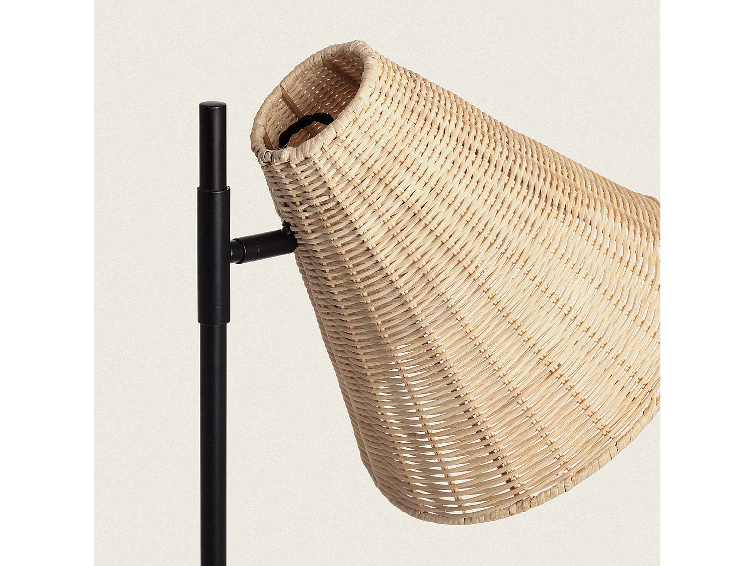 Lampada da Terra Metallo e Rattan Cesto Nero