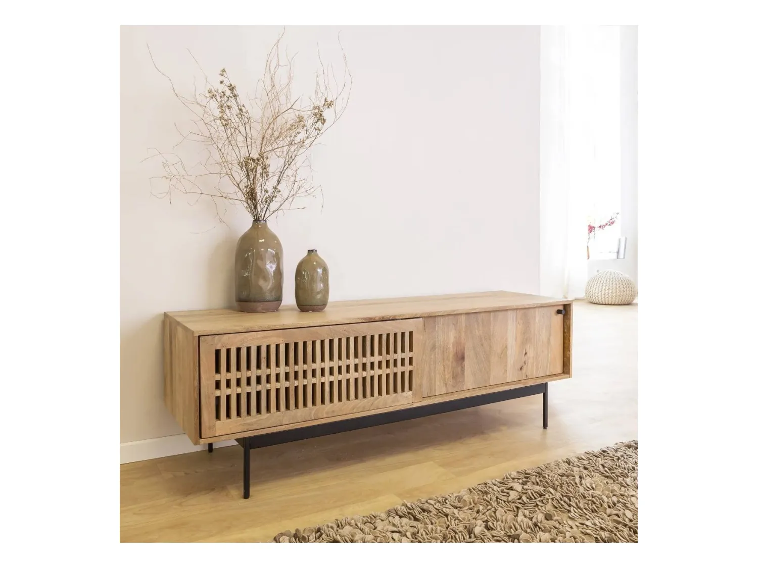 Mueble de TV de madera de mango Louison con puertas correderas y espacio de almacenamiento