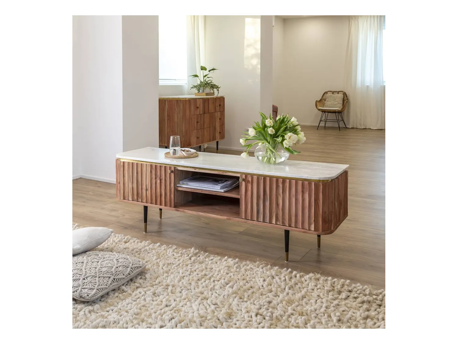 Mueble de TV contemporáneo de madera de acacia y mármol blanco Judith con almacenamiento