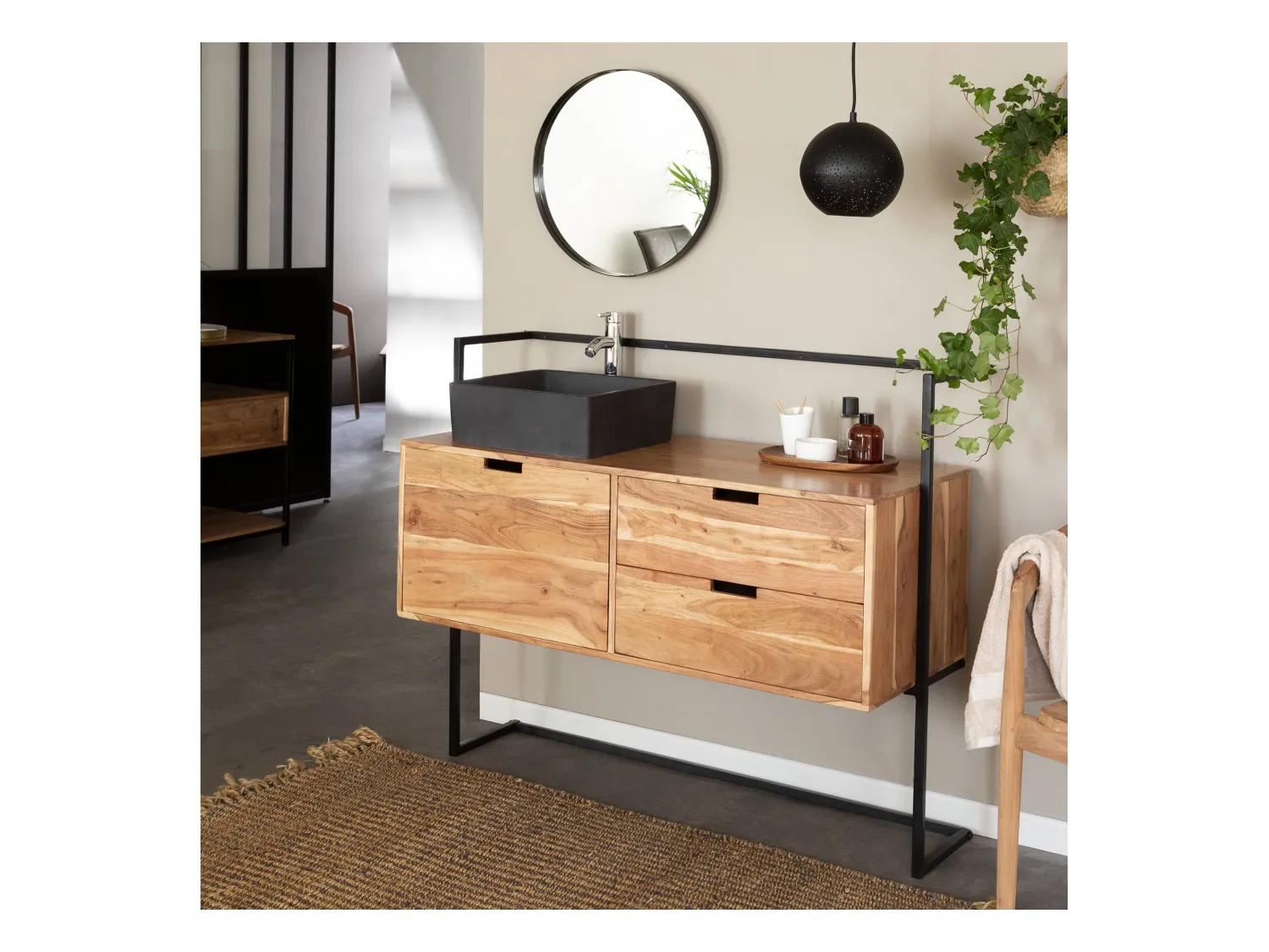 Mueble de baño de madera de acacia y metal Ninon con almacenamiento oculto